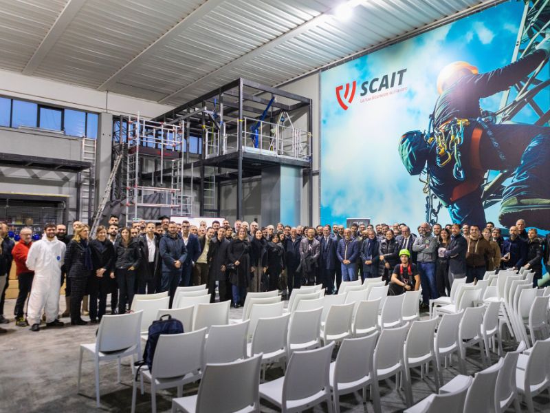 Folla presente all'inaugurazione dell'azienda Scait a Salerno