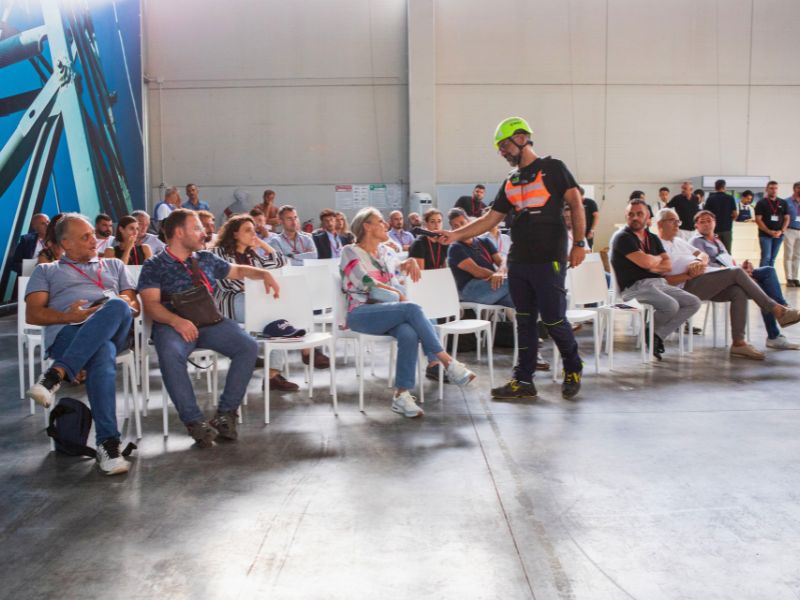 Un formatore dell'azienda scait mentre comunica ad un gruppo di allievi e rappresenta la missione e valori aziendali