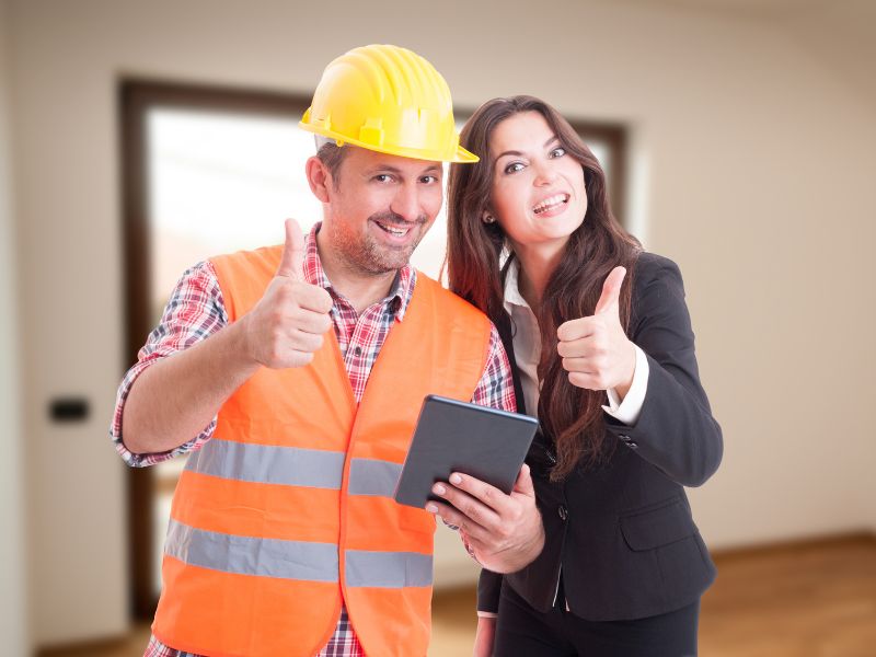 Un professionista con indosso diversi dispositivi di protezione individuale, accanto ad un formatore dell'azienda di formazione Scait