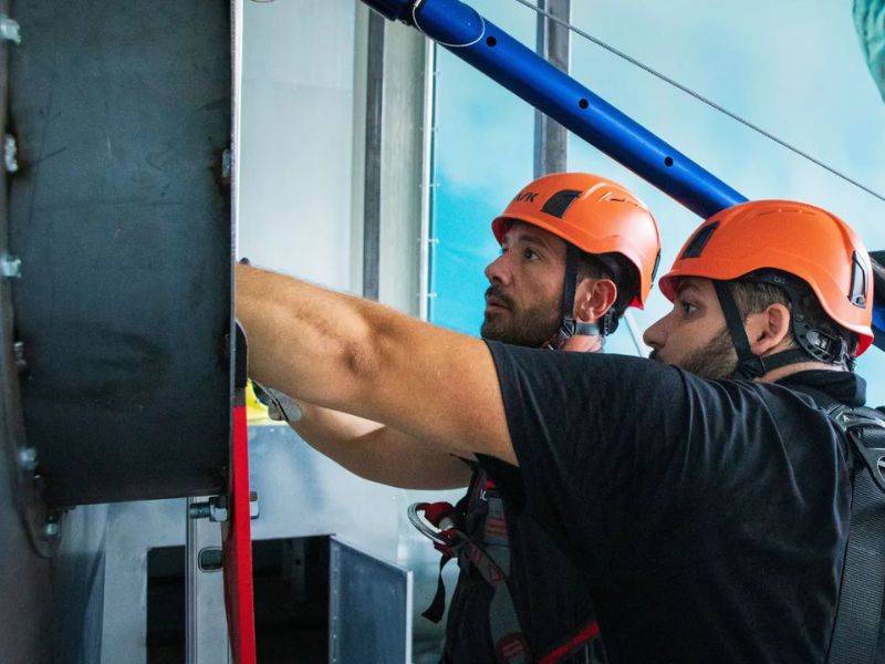 Due formatori, mentre fanno un'esercitazione pratica presso la sede Scait, e il campo prove di Salerno per esercitarsi per la sicurezza nei cantieri edili